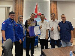 Demokrat Resmi Berikan Surat Tugas Cawali Surabaya kepada Eri Cahyadi