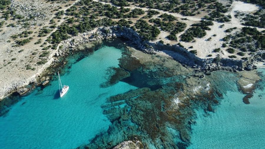 Erupsi gunung berapi dari kawah Sundhnukagigar di barat daya Islandia telah memuntahkan lahar yang mencapai jalan raya dari kota terdekat, Grindavikurvegur, pada hari Minggu, (9/6). Luapan lahar memicu otoritas setempat untuk menutup resor panas bumi ternama di Islandia, Blue Lagoon. (Photo by Etienne TORBEY / AFP)