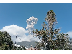 Penampakan Gunung Lewotobi Laki-laki Erupsi Setinggi 1.000 Meter