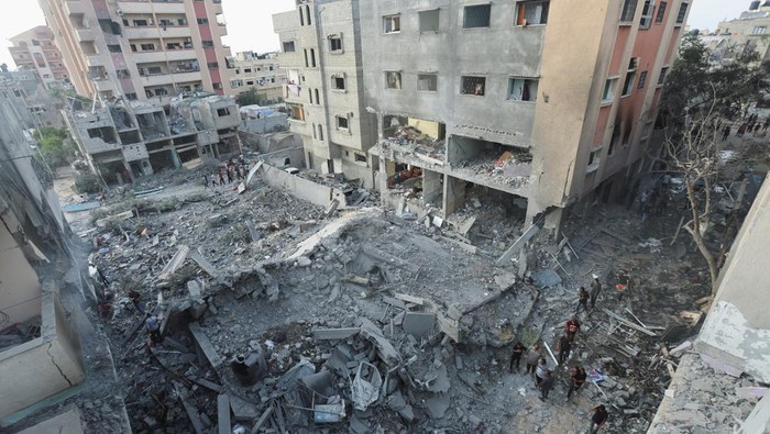 Palestinians inspect a house hit in an Israeli strike, due to an Israeli military operation, amid the Israel-Hamas conflict, in Nuseirat refugee camp in the central Gaza Strip, June 8, 2024. REUTERS/Ramadan Abed