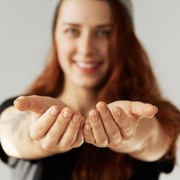 Buat Makin Pede, Lakukan Cara Ini untuk Mencerahkan Ruas Jari Gelap