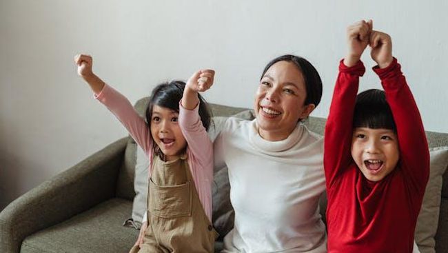 Di Rumah Aja? Habiskan Waktu Libur Bersama Anak dan Keluarga dengan 3 Tontonan Seru Ini!