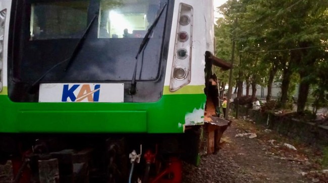 Kereta api Commuter Line Sindro tertemper truk bermuatan jagung saat melewati perlintasan KM 20+600 petak jalan Stasiun Gedangan-Stasiun Sidoarjo.