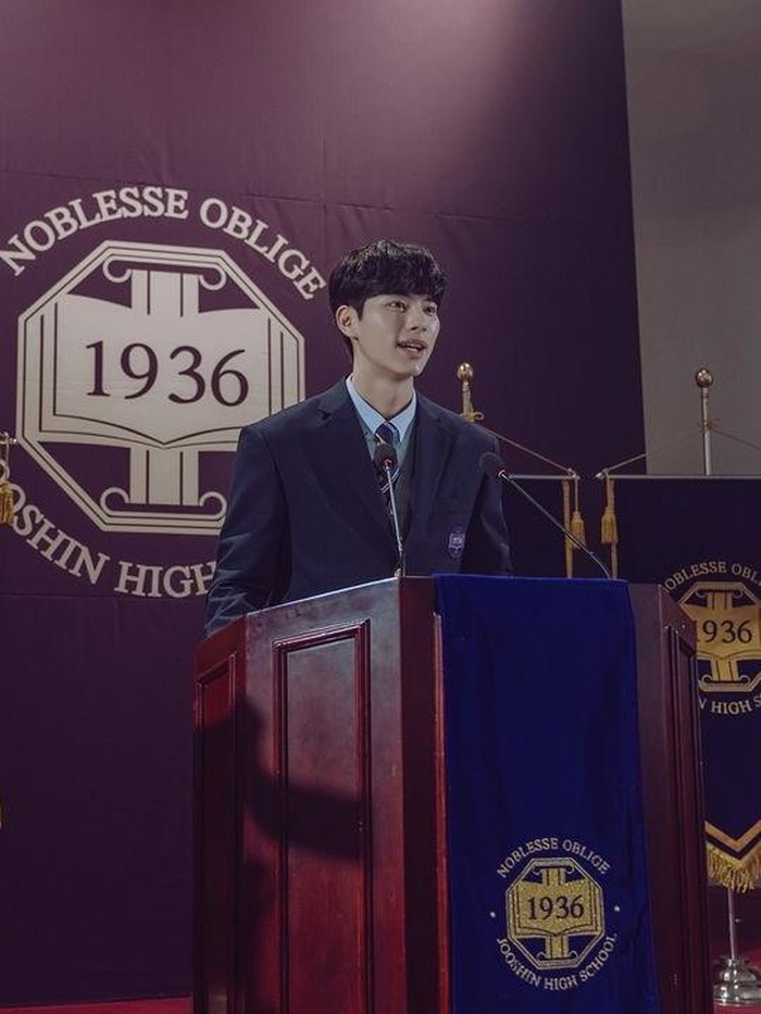 Dalam Hierarchy, peran utama pertama Lee Chae Min menjadi titik penting dalam kariernya. Dia memerankan Kang Ha, siswa penerima beasiswa yang masuk ke Jooshin High School, sekolah elit tempat anak-anak dari 0,01% keluarga terkaya  Korea yang diterima.