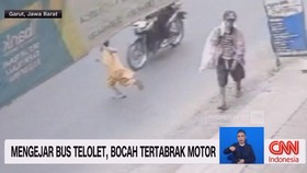 VIDEO: Mengejar Bus Telolet, Bocah Tertabrak Motor