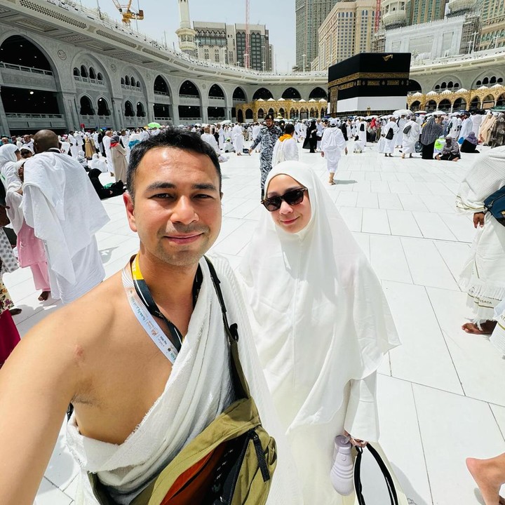 <p>Sebelum berangkat haji pada 8 Juni 2024, Nagita dan Raffi telah melakukan berbagai persiapan. Salah satunya adalah vaksinasi, Bunda. "Aku sudah vaksin influenza, sudah dari sebelum (persiapan haji) ini. Sekalian sama vaksin DBD," ungkap Gigi. (Foto: Instagram @raffinagita1717 @janamadinahwisata)</p>
