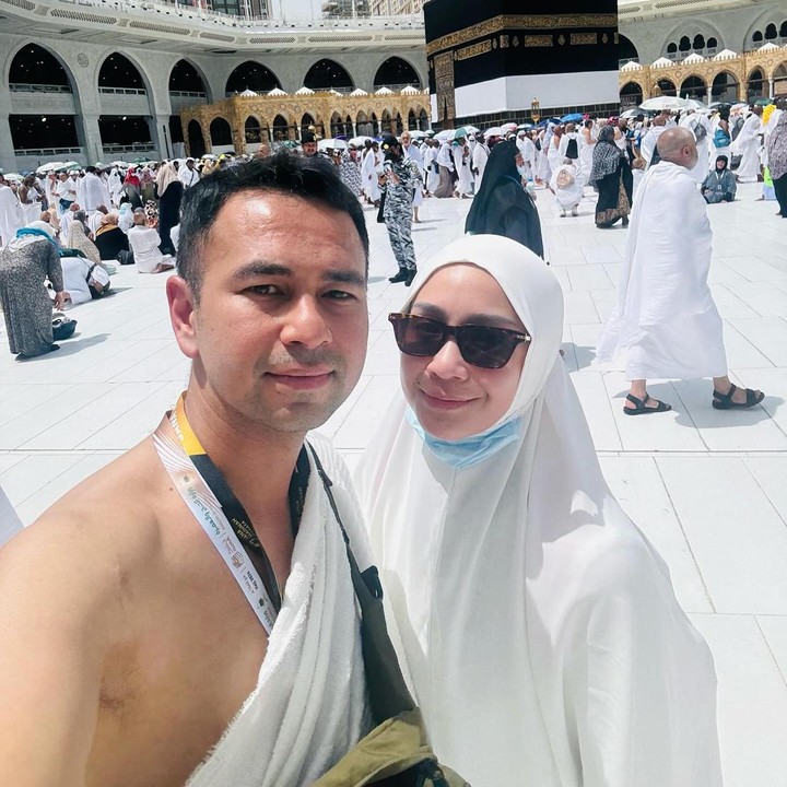 <p>Setibanya di Tanah Suci, Raffi Ahmad dan Nagita Slavina tak kuasa menahan rasa haru. Mereka menyampaikan rasa syukurnya lewat unggahan foto terbaru. (Foto: Instagram @raffinagita1717 @janamadinahwisata)</p>
