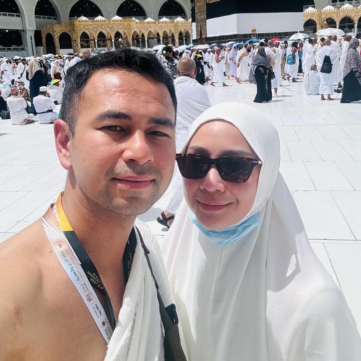 <p>Raffi Ahmad dan Nagita Slavina sudah tiba di Tanah Suci untuk menunaikan ibadah haji 2024. Mereka berpose di depan Ka'bah sambil mengungkapkan rasa haru setelah tahun lalu gagal berangat haji. "Bahagia Sekali rasanya dan tidak bisa diungkapkan dengan apapun.... Alhamdulillah bisa menjadi tamu undangan Allah, bisa berada di tempat ini lagi. Terimakasih Ya Allah," tulis mereka dalam unggahan fotonya. (Foto: Instagram @raffinagita1717 @janamadinahwisata)</p>