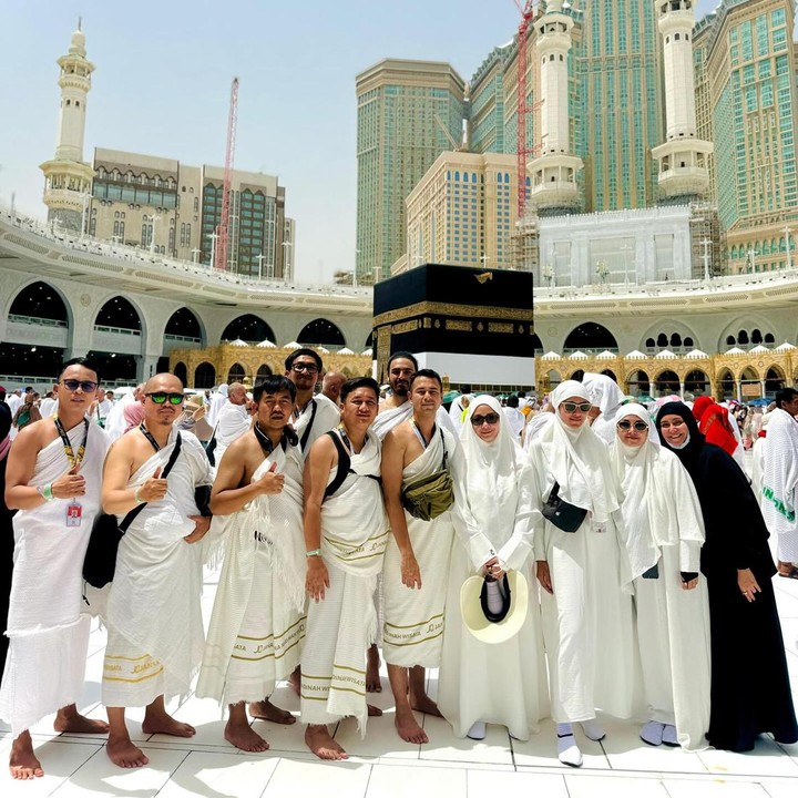 <p>Tak berdua saja, Raffi dan Gigi juga mengajak keluarga dan para karyawan mereka. Mereka juga mendoakan warganet agar bisa menyusul. "Kami doakan semua Insyallah disegerakan menjadi Tamu Allah untuk datang kesini... Aminnn YRA," kata mereka. (Foto: Instagram @raffinagita1717 @janamadinahwisata)</p>