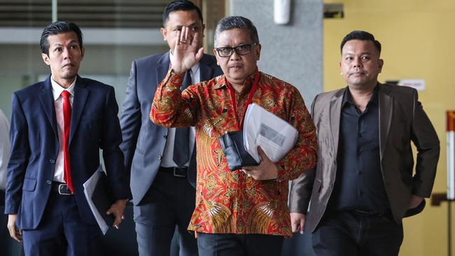Sekjen PDIP Hasto Kristiyanto irit bicara saat ditanya soal keberadaan Harun Masiku hingga hubungannya dengan advokat Simeon Petrus.
