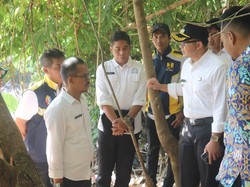 Jurus Kilat Pemkab Cirebon Bersihkan Sampah di Sungai Pangarengan