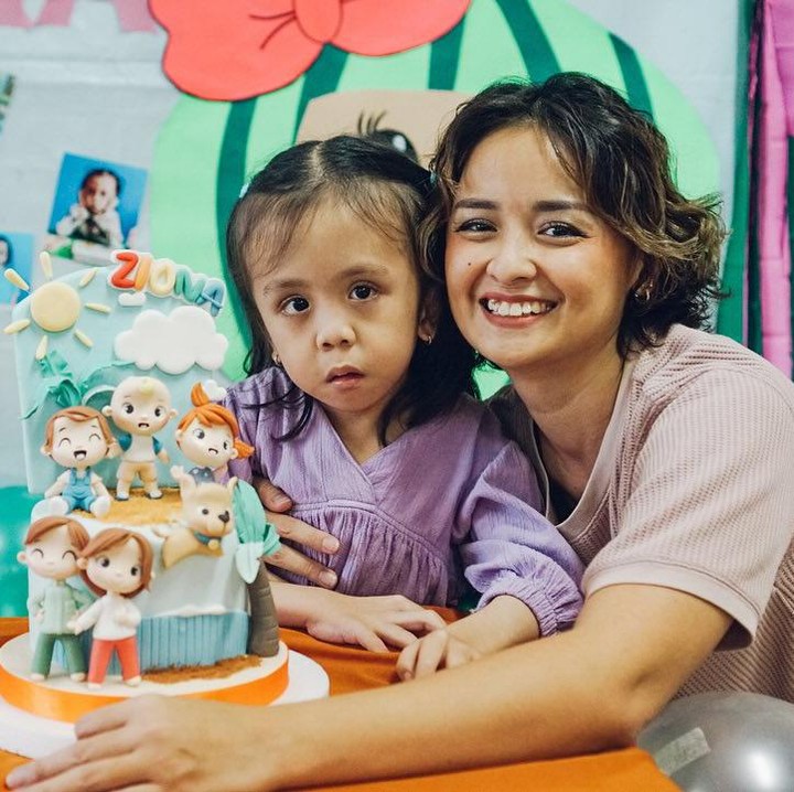 <p>Ziona lahir pada 24 Mei 2017. Belum lama ini, Ziona baru saja merayakan ulang tahunnya yang ketujuh. Momen ini lantas membuat sang Bunda merasa terharu akan perkembangannya. (Foto: Instagram: @joannaalexandra)</p>