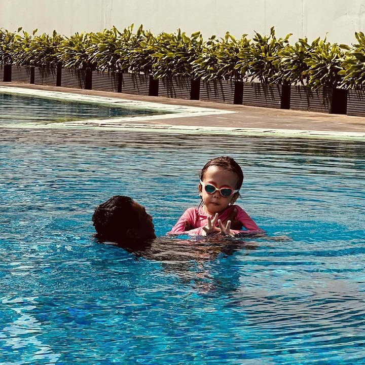 <p>"Setelah berminggu-minggu les dan make sure Ziona tahu kalau dia enggak boleh minum air kolam, enggak boleh melet-melet nyoba nyicip air kolam. Akhirnya Minggu lalu, perdana dipakain<em> swim googles</em> dan coba nyelupin ke air. Yeayy, puji Tuhan dalam air tetap mingkem," katanya. (Foto: Instagram: @joannaalexandra)</p>