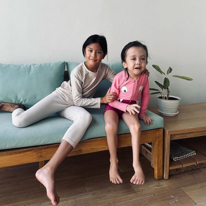 <p>Salah satu perkembangan pesat dalam diri Ziona adalah dirinya kini sudah mulai belajar berenang, lho. Joanna menyebut, Ziona akhirnya memahami bahwa dirinya tidak boleh meminum air kolam setelah berminggu-minggu berlatih. (Foto: Instagram: @joannaalexandra)</p>
