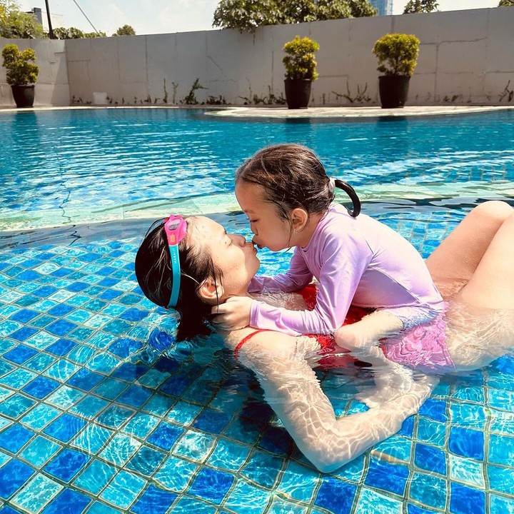 <p>Banyak netizen yang turut berbahagia dengan perkembangan Ziona nih, Bunda. Tidak sedikit yang mendoakan agar Ziona bertambah sehat dan pintar. "Semakin sehat ya dan tumbuh pintar," ungkap seorang netizen. "Salut. Tidak ada yang mustahil bagi Dia (Tuhan)," tutur yang lainnya. (Foto: Instagram: @joannaalexandra)</p>