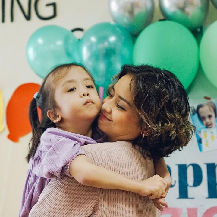 <p>"7 tahun yang lalu kelahiranmu lumayan jeng-jeng-jenggg bikin kaget bikin rusuh. Ternyata sampai sekarang masih terus bikin kita kaget. Kaget karena <em>amazed</em> gimana Tuhan bekerja lewat hidup kamu buat aku dan banyak orang lainnya," tutur Joanna seraya mengunggah potretnya bersama Ziona. (Foto: Instagram: @joannaalexandra)</p>