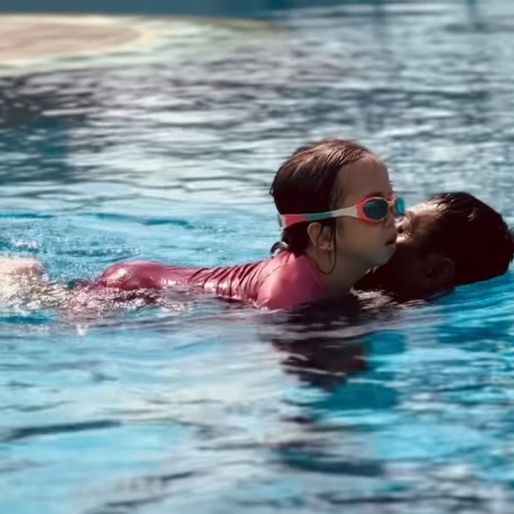 <p>Dalam unggahan tersebut, terlihat Ziona sangat nyaman ketika berenang. Sebuah video bahkan memperlihatkan Ziona sudah bisa menggerakkan kakinya di dalam air. (Foto: Instagram: @joannaalexandra)</p>