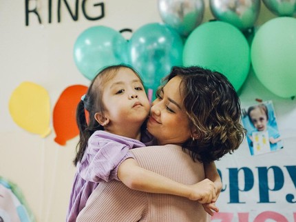 7 Potret Ziona Putri Bungsu Joanna Alexandra yang Belajar Renang di Usia 7 Th