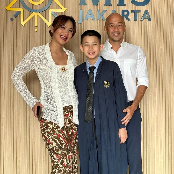 <p>Kinaryosih dan suaminya, Brett Money sedang berbahagia. Putra mereka telah menyelesaikan jenjang pendidikan sekolah menengah pertama (SMP). (Foto: Instagram @kinaryosihmoney)</p>