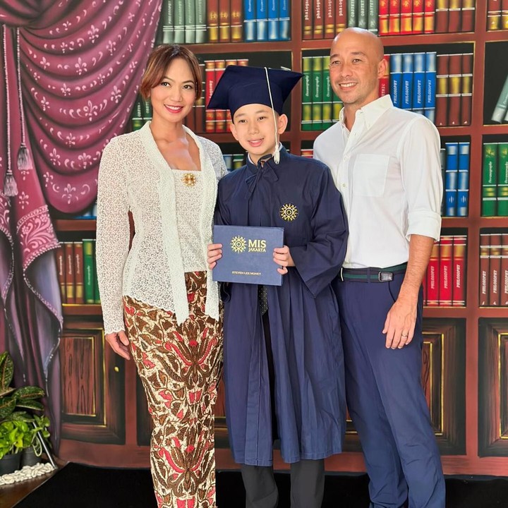 <p>Kinaryosih dan Brett Money berpose di tempat foto wisuda. Sementara itu, Steve terlihat tampan mengenakan busana kelulusannya. (Foto: Instagram @kinaryosihmoney)</p>