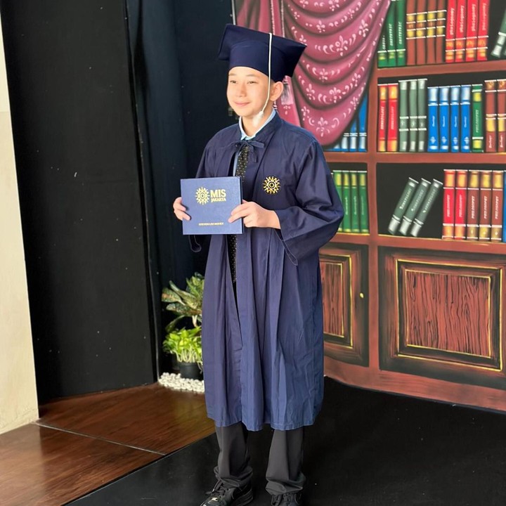 <p>Saat ini Steven sudah beranjak remaja dan telah menyelesaikan pendidikan SMP, nih. Ia tumbuh semakin besar menjadi anak lelaki tampan. (Foto: Instagram @kinaryosihmoney)</p>