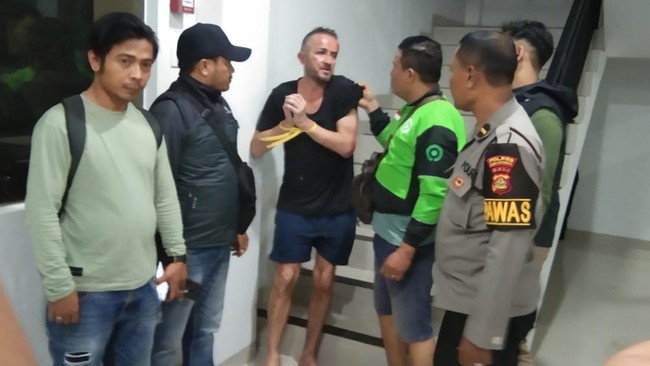 Seorang turis asal Inggris berjulukan Damon Anthony Alexander Hills mencuri truk hingga menerobos portal Bandara Ngurah Rai Bali.