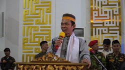 Viral Jamaah Tahlilan di Blitar Bawa Berkat dan Kasur Lipat, UAS Bilang...