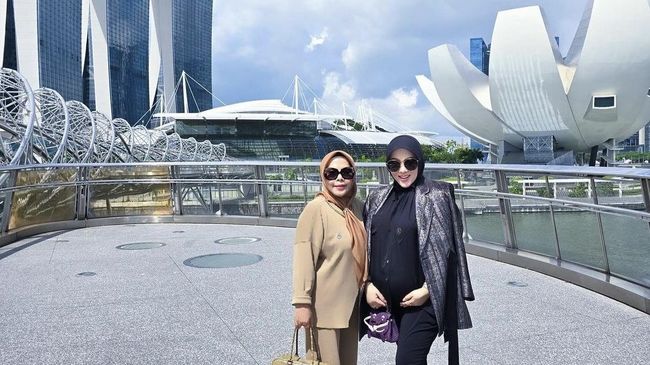 5 Potret Kebersamaan Syahrini yang Tengah Hamil Bersama Ibunda di Singapura