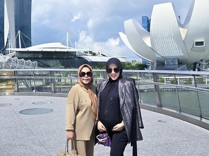 5 Potret Kebersamaan Syahrini yang Tengah Hamil Bersama Ibunda di Singapura