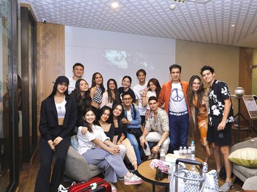 img-title Dijodohkan Nagita Slavina, Ini 7 Momen Pertemuan Perdana Luna Maya & Maxime Bouttier