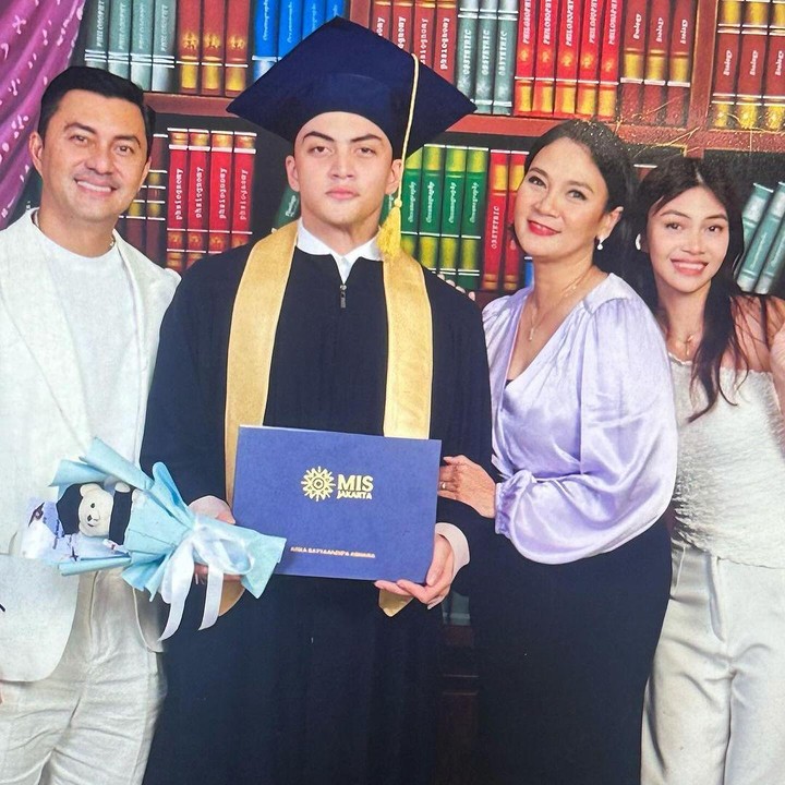 <p>Putra pasangan aktor Anjasmara dan Dian Nitami, Arka Setya Andipa Asmara, baru saja lulus SMA. Di acara kelulusan sekolah Arka, Anjasmara dan Dian Nitami tampak hadir mendampingi sang putra. (Foto: Instagram @bu_deedee/ @anjasmara)</p>