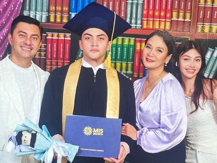 5 Potret Kelulusan Arka Putra Anjasmara & Dian Nitami, Sang Kakak Sasi Ikut Hadir