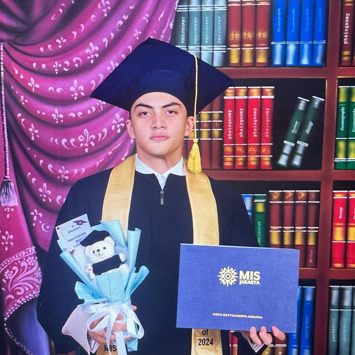 <p>Arka merupakan anak bungsu Anjasmara dan Dian Nitami, Bunda. Saat ini, Arka berusia 18 tahun. Ia baru saja lulus SMA dari Mentari International School Jakarta. (Foto: Instagram @bu_deedee/ @anjasmara)</p>