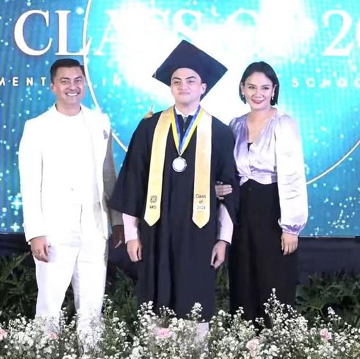 <p>Dian dan Anjasmara juga tampak mendampingi Arka saat putranya itu dipanggil ke atas panggung. Pasangan yang sudah 25 tahun menikah ini terlihat begitu bahagia sekaligus bangga dengan putranya. (Foto: Instagram @bu_deedee/ @anjasmara)</p>