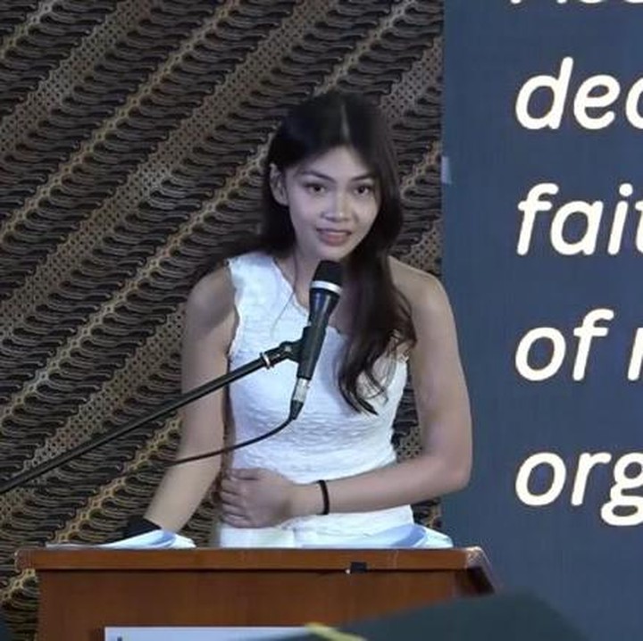 <p>Di acara kelulusan ini hadir pula kakak Arka, Sasikirana Zahrani Asmara atau akrab disapa Sasi. Perempuan 20 tahun ini ikut ambil bagian membacakan 'The Pledge of Loyalty' di acara kelulusan adiknya. Sasi diketahui merupakan lulusan di sekolah yang sama dengan Arka. (Foto: Instagram @bu_deedee/ @anjasmara)</p>