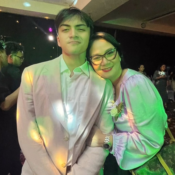 <p>Momen acara kelulusan Arka dibagikan Anjasmara dan Dian Nitami. Dalam satu foto, Dian Nitami mengunggah foto kebersamaannya dengan sang putra dan menuliskan pesan manis. "Ini bayi kecil aku. Namanya Arka Satyaandipa Asmara. Bayi kecil ini sekarang tumbuh menjadi laki2 yang baik. Beriman. Berprestasi. Dan InsaAllah bisa memiliki masa depan yang cerah," tulisnya di Instagram @bu_deedee. (Foto: Instagram @bu_deedee/ @anjasmara)</p>