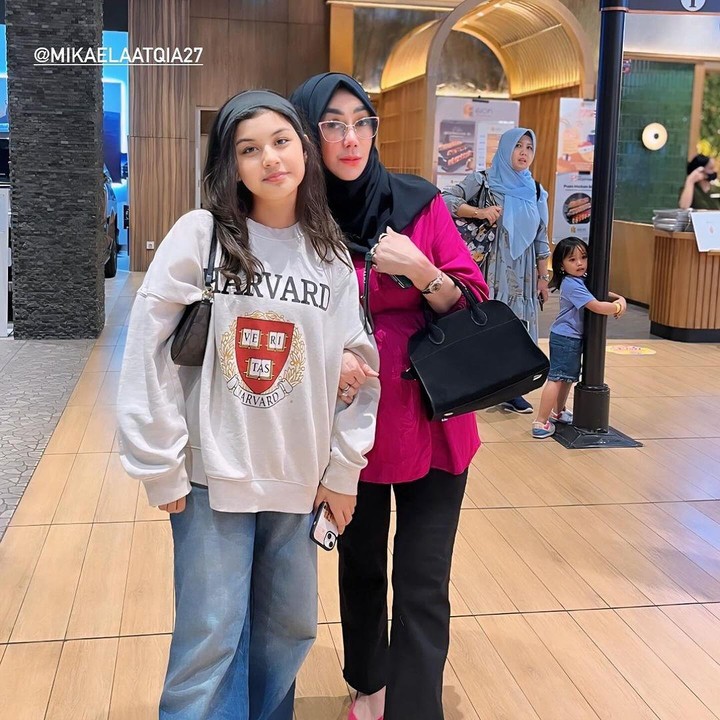 <p>Tak hanya menjadi anak pertama, Qia juga merupakan cucu pertama di keluarga Nisya Ahmad. Ia dikenal sangat dekat dengan neneknya Amy Qanita. (Foto: Instagram @mikaelaatqia27/ @nissyaa)</p>