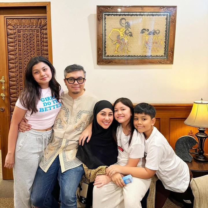 <p>Sebagai cucu dan anak pertama, Qia mendapatkan banyak kasih sayang dari keluarga besarnya, Bunda. Remaja 14 tahun ini juga menjadi keponakan kesayangan sang paman, Raffi Ahmad lho. (Foto: Instagram @mikaelaatqia27/ @nissyaa)</p>
