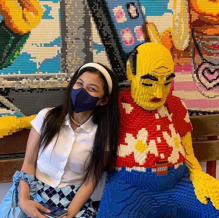<p>Qia juga diketahui berprestasi secara akademik lho, Bunda. Tahun lalu, ia pernah meraih medali emas dalam kompetisi debat di World Scholar Cup di Yale University, Amerika. Seluruh keluarga besar Qia begitu bangga dengan pencapaian dan prestasinya. (Foto: Instagram @mikaelaatqia27/ @nissyaa)</p>
