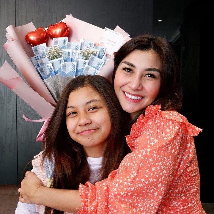 <p>Anak pertama Nisya Ahmad, Mikaela Atqia Rosadi atau akrab disapa Qia, saat ini berusia 14 tahun. Beranjak remaja, Qia tumbuh menjadi perempuan yang cantik mirip sang Bunda. (Foto: Instagram @mikaelaatqia27/ @nissyaa)</p>