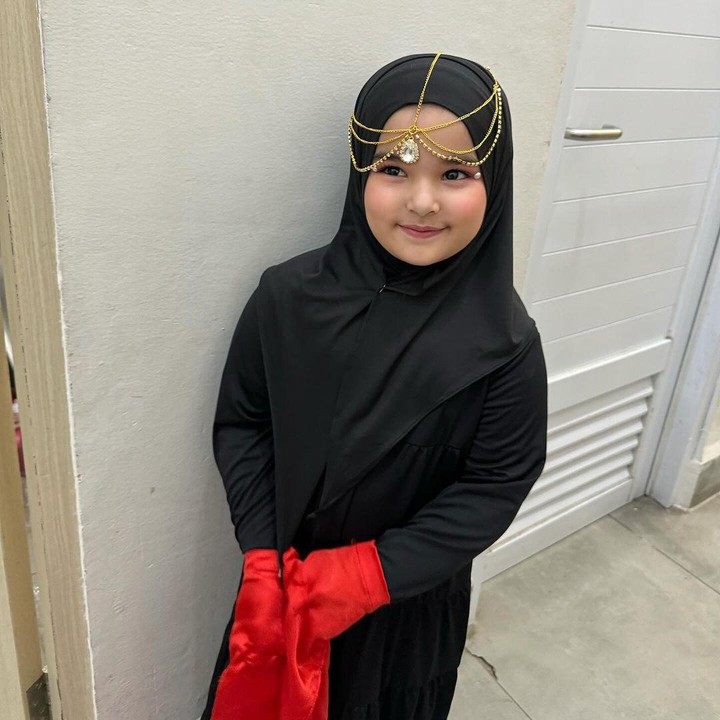 <p>Ayang terlihat cantik mengenakan pakaian dan kerudung serba hitam. Ia juga memakai <em>headpeace</em> cantik berwarna <em>gold</em>. (Foto: Instagram: @tasyafarasya)</p>