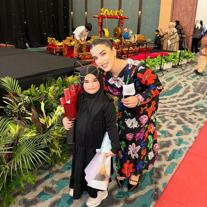 <p>Maryam yang akrab disapa Ayang baru saja lulus dari TK, Bunda. Wajahnya yang selama ini disembunyikan pun <em>go public</em> untuk pertama kalinya di acara wisuda. (Foto: Instagram: @tasyafarasya)</p>