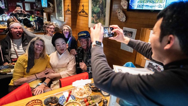 FOTO: Hangat Snack Bar Jepang yang Bersembunyi di Gang Sempit
