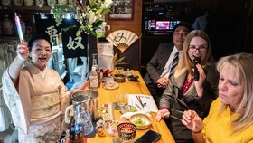 FOTO: Hangat Snack Bar Jepang yang Bersembunyi di Gang Sempit