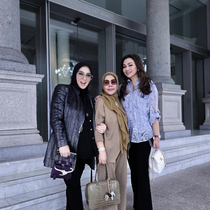 <p>Beberapa waktu yang lalu, Syahrini mengumumkan bahwa usia kehamilannya sudah mencapai minggu ke-31 atau trimester ketiga. Tak heran, hal ini juga membuat baby bump pelantun lagu Seperti itu? tersebut terlihat jelas. (Foto: Instagram @princessyahrini).</p>