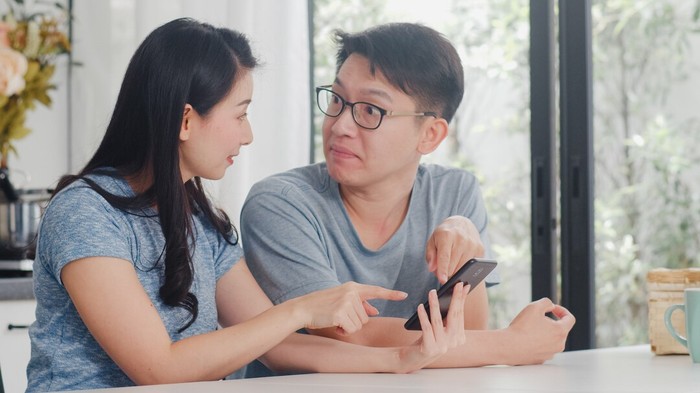 Bahaya Terlalu Percaya Zodiak untuk Hubungan Percintaanmu