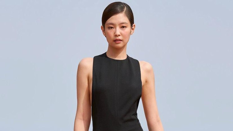 Gaya Jennie BLACKPINK debut jadi model runway Jacquemus Gaya Jennie BLACKPINK debut jadi model runway Jacquemus