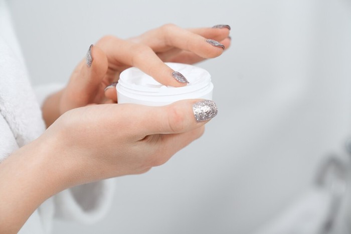 Kandungan Skincare Terbaik untuk Melawan Tanda Penuaan