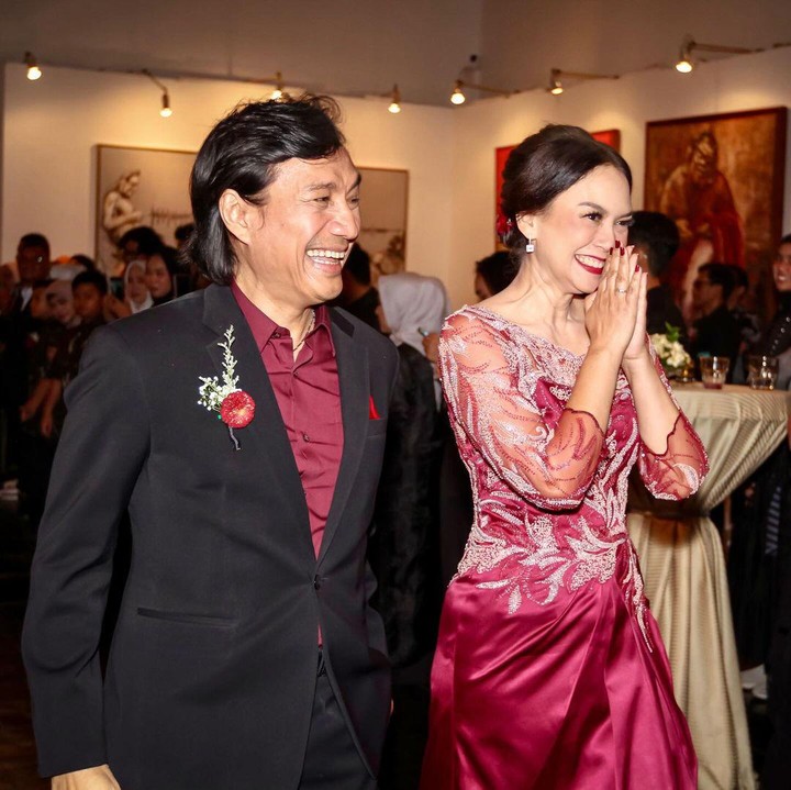 <p>Dalam potret tersebut, Ira dan Katon tampil menawan dengan balutan <em>dresscode</em> berwarna merah maroon. Keduanya terlihat kompak. (Foto: Instagram@irawbw)</p>