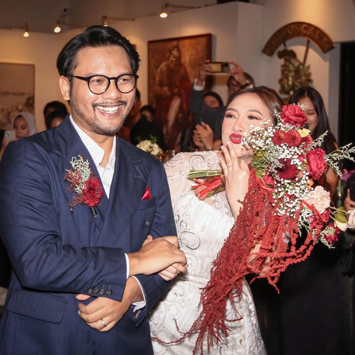 <p>Momen kebahagiaan itu pun langsung dibagikan oleh Ira melalui Instagram pribadinya. Ira juga menuliskan pesan menyentuh untuk Chika dan suaminya lewat <em>caption</em> unggahan tersebut. "Aku suka melihat kalian berdua bersama, kalian benar-benar saling mengeluarkan yang terbaik, semoga kalian selalu diberkati dengan cinta, rasa hormat, gairah, pengertian, dan kesetiaan. Semoga kalian selalu memperlakukan satu sama lain sebagaimana kalian ingin diperlakukan.. Semoga kalian selalu baik dan setia," tulis Ira, dikutip dari laman <em>Instagram@irawbw,</em> Selasa (11/6/2024). (Foto: Instagram@irawbw)</p>